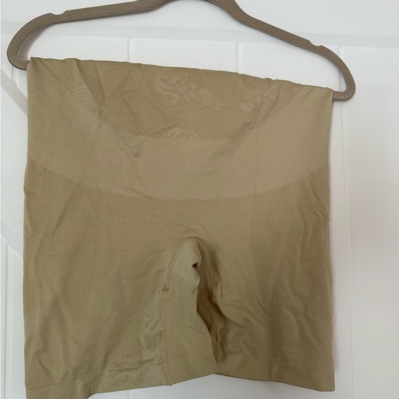 Maternity Seamless Tan Shapewear Shorts- XL - Picture 2 of 3
